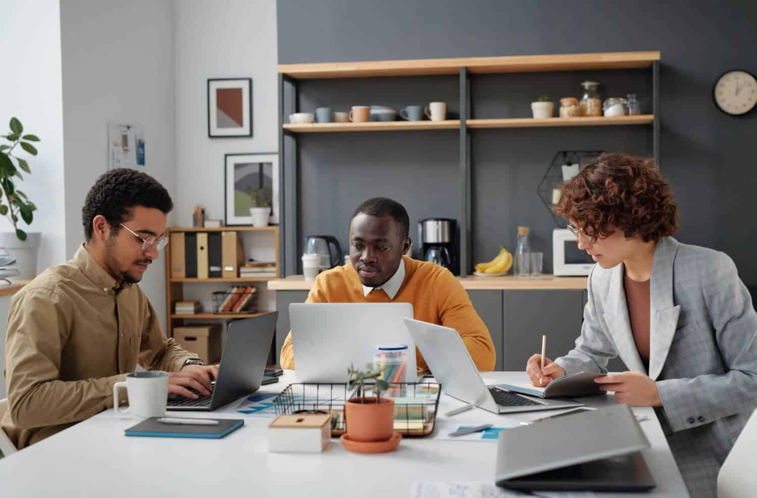 Work team gathers around to discuss how to build backlinks.