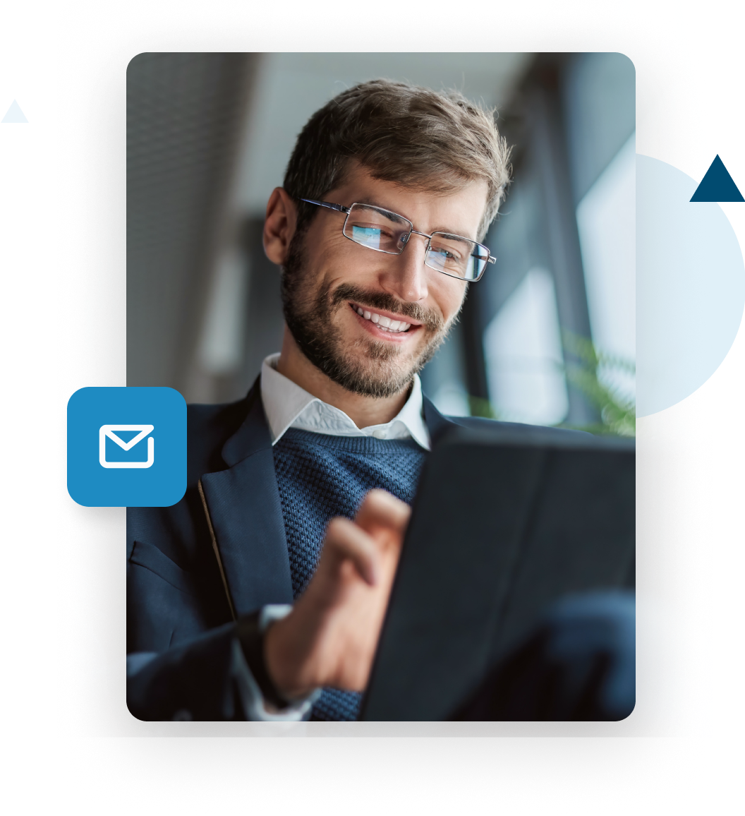 Empresario feliz utilizando la validación de correo electrónico de ZeroBounce desde un iPad para mejorar la entrega de correo electrónico