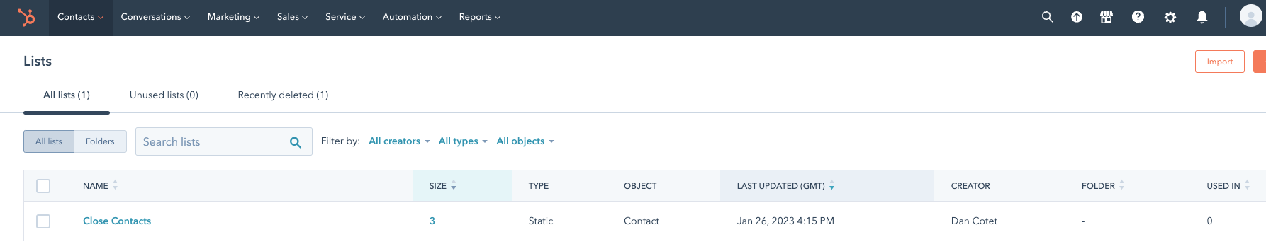 Una página de lista de HubSpot en la que se resalta que los contactos necesitan estar asociados con listas dentro de HubSpot.