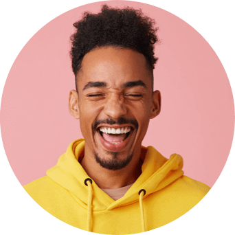 Hombre sonriendo con un icono de correo electrónico junto a su imagen. Usa ZeroBounce, el mejor sistema de verificación de correo electrónico.