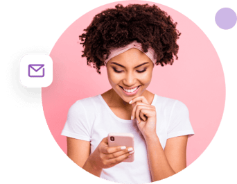 Mujer feliz usando la aplicación ZeroBounce para iOS en su teléfono para recibir correos electrónicos limpios