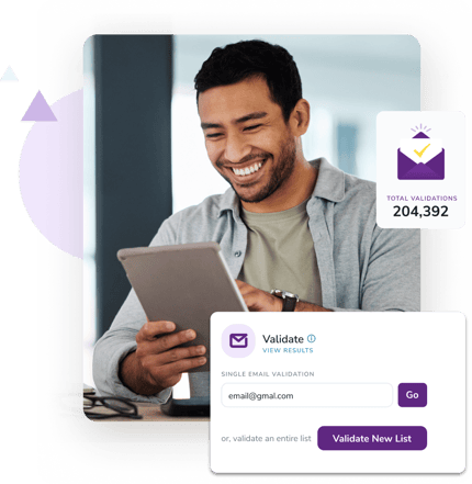 Hombre sonriente con su tableta con imágenes del validador de correo electrónico y validaciones totales completadas