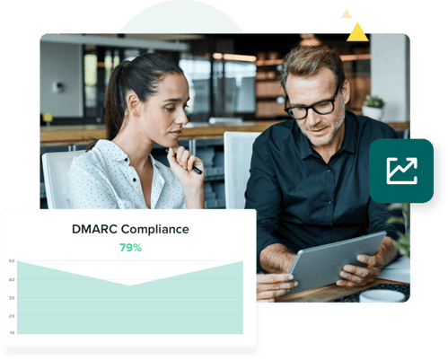 Hombre y mujer analizan los últimos informes de cumplimiento de DMARC