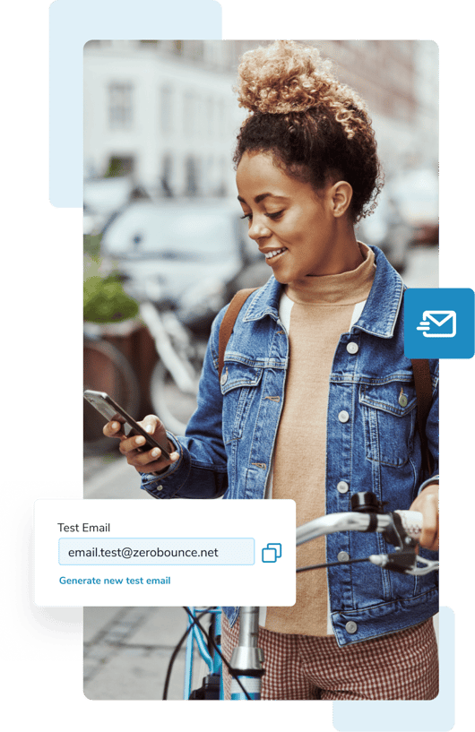 Una mujer al aire libre se para junto a su bicicleta y genera un correo electrónico de prueba para realizar una prueba del servidor de correo electrónico.