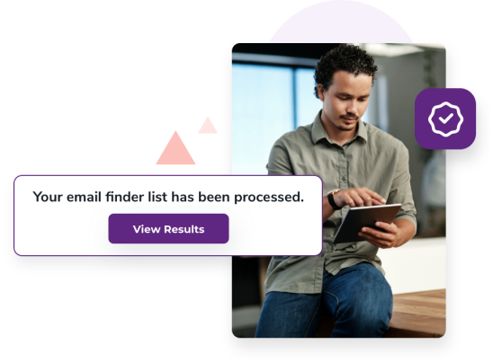 Hombre recibiendo una notificación en su tableta de que se ha completado su búsqueda de correo electrónico masiva