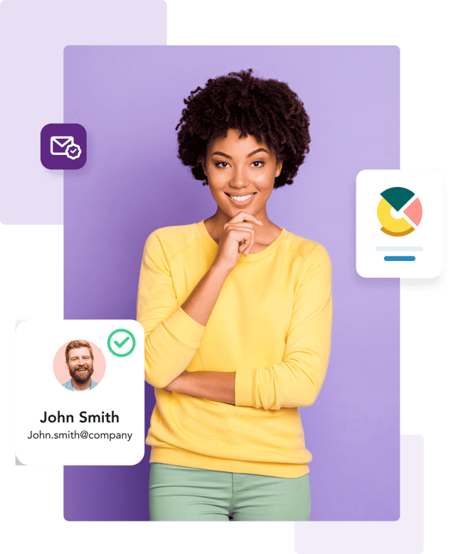 Una mujer con un suéter amarillo sonríe y sostiene su barbilla con la mano junto a una foto en la cabeza titulada 'John Smith' con su dirección de correo electrónico válida 'John.Smith@company.com'.