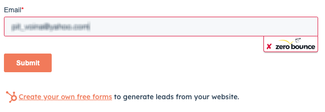 Un formulario del sitio web de HubSpot con una entrada de dirección de correo electrónico borrosa junto con un borde rojo y una "X" para indicar una dirección de correo electrónico no válida.