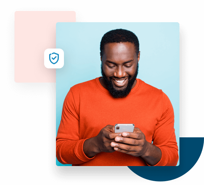 Hombre sonriendo mientras mira a su teléfono móvil y revisa la seguridad y privacidad de su correo electrónico con ZeroBounce.