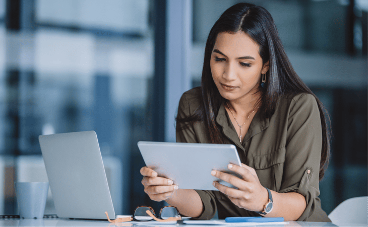 Mujer en una tableta revisando todos los beneficios de la validación de correo electrónico