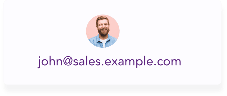 Hombre sonriente con el correo electrónico 'john@sales.example.com'
