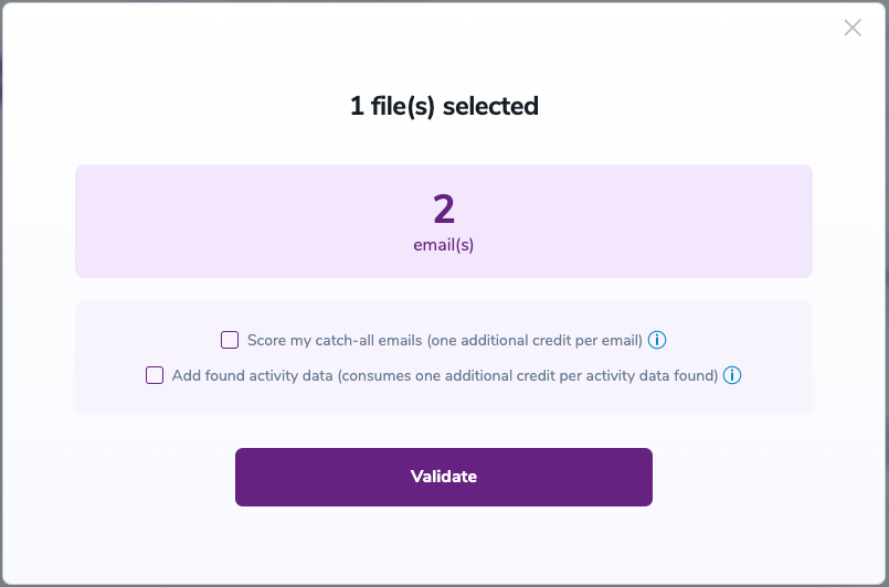 Ventana emergente de validación<br/><br/>Al validar, se te presentará una ventana emergente con dos opciones que pueden asistir en tu proceso de validación:<br/><ul><li><strong>Scoring</strong>: un servicio opcional que ayuda a identificar direcciones catch-all que probablemente sean válidas al detectar actividad reciente en correos electrónicos.</li><li><strong>Datos de Actividad de ZeroBounce</strong>: utiliza datos de interacción para identificar correos que han sido abiertos, clicados, reenviados o dados de baja. El proceso de coincidencia se realiza internamente a través de la infraestructura de ZeroBounce, y tus datos no se transfieren ni comparten con terceros.</li></ul>