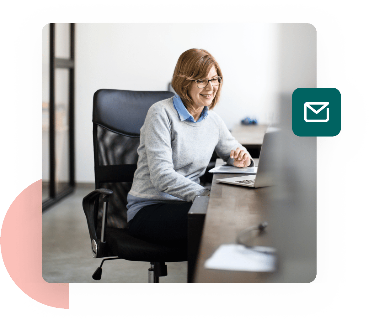 Una mujer en su escritorio disfrutando de una mejor protección de correo electrónico gracias a una herramienta generadora DKIM.