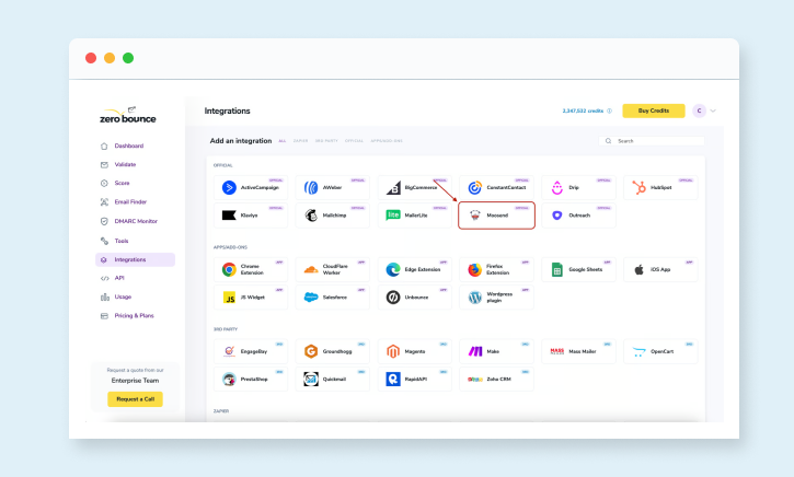 Una lista de integraciones oficiales de ZeroBounce con una flecha y un recuadro rojo que resalta la integración de Moosend.